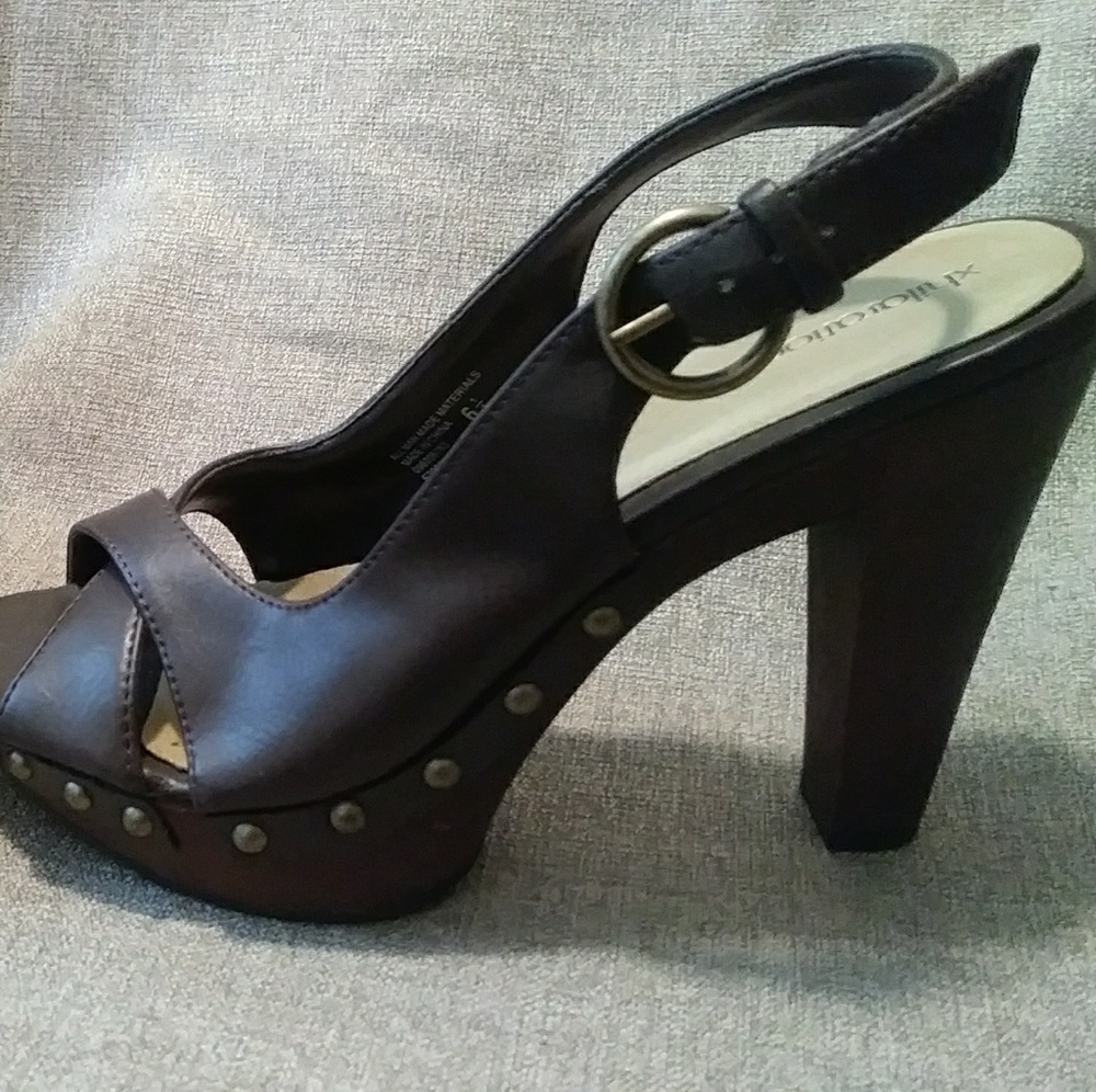 Xhilaration Brown Slingback sz 6.5 wooden sandals